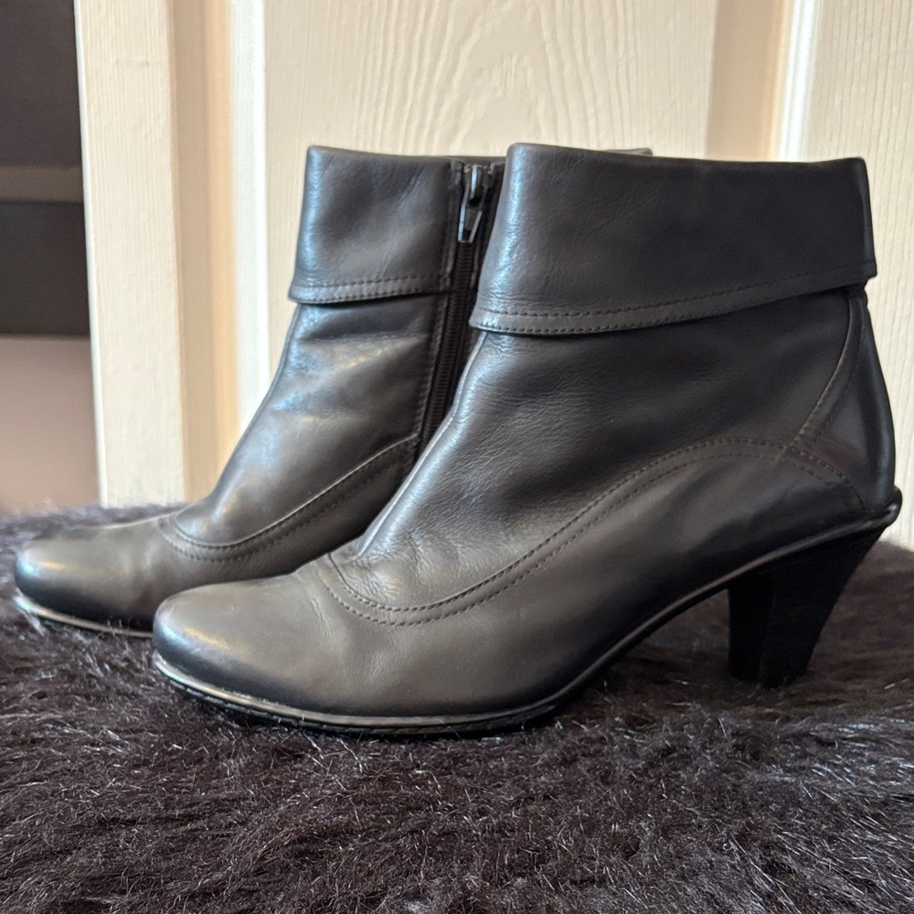SOFFT Womens Size 6 M Black
Leather Zip Ankle Fashion Boots
